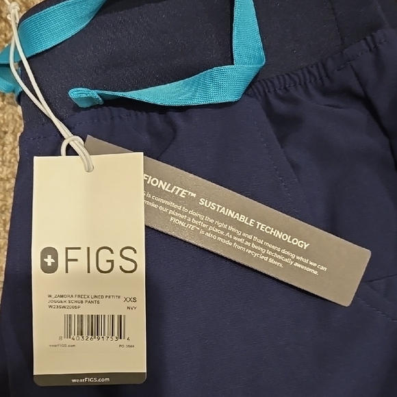 FIGS Navy Blue Scrub Set - Picture 3 of 4